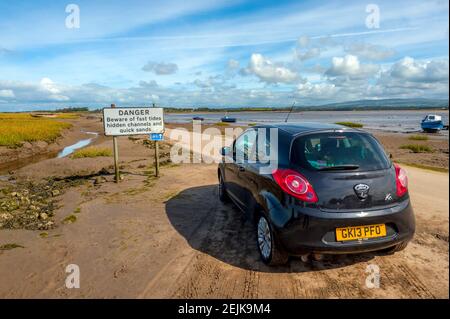 Voiture au début de la route de marée reliant Sunderland point et Morecambe, le long des rives de la Lune Banque D'Images