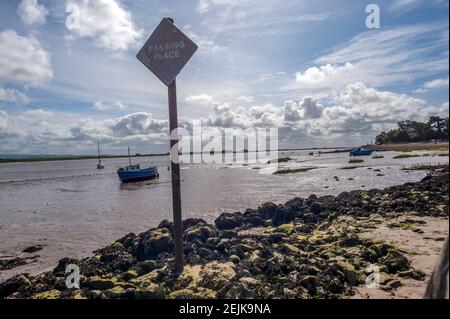 En passant le panneau place sur le bord de la route marémotrice reliant Sunderland point et Morecambe, le long des rives de la Lune Banque D'Images