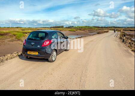 Voiture au début de la route de marée reliant Sunderland point et Morecambe, le long des rives de la Lune Banque D'Images