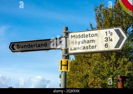 Panneau indiquant Sunderland pointant le long de la route marémotrice reliant Sunderland point et Morecambe, le long des rives de la Lune Banque D'Images