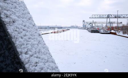 Brunswick, Allemagne. 12 février 2021. Vue sur le canal gelé Mittelland jusqu'au port de Braunschweig. De nombreux navires ont été amarrés dans le port intérieur de l'ancienne ville hanséatique pendant plusieurs jours parce que le canal Mittelland a gelé. Tous les brise-glace ont été appelés pour garder le Weser libre de glace. Credit: Stefan Jaitner/dpa/Alay Live News Banque D'Images