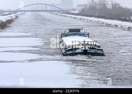 Haldensleben, Allemagne. 10 février 2021. Un cargo navigue sur le canal Mittelland dans des conditions de faible verglas. En raison du froid persistant, le trafic maritime sera suspendu dans les jours à venir. Credit: Peter Gercke/dpa-Zentralbild/ZB/dpa/Alay Live News Banque D'Images
