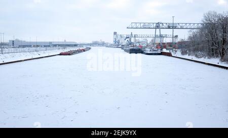 Brunswick, Allemagne. 12 février 2021. Vue sur le canal gelé Mittelland jusqu'au port de Braunschweig. De nombreux navires ont été amarrés dans le port intérieur de l'ancienne ville hanséatique pendant plusieurs jours parce que le canal Mittelland a gelé. Tous les brise-glace ont été appelés pour garder le Weser libre de glace. Credit: Stefan Jaitner/dpa/Alay Live News Banque D'Images