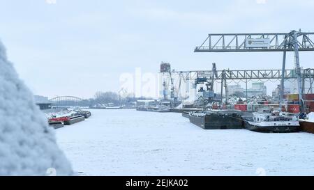 Brunswick, Allemagne. 12 février 2021. Vue sur le canal gelé Mittelland jusqu'au port de Braunschweig. De nombreux navires ont été amarrés dans le port intérieur de l'ancienne ville hanséatique pendant plusieurs jours parce que le canal Mittelland a gelé. Tous les brise-glace ont été appelés pour garder le Weser libre de glace. Credit: Stefan Jaitner/dpa/Alay Live News Banque D'Images