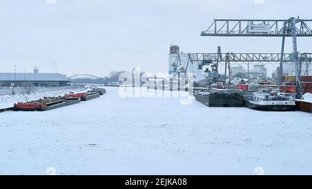 Brunswick, Allemagne. 12 février 2021. Vue sur le canal gelé Mittelland jusqu'au port de Braunschweig. De nombreux navires ont été amarrés dans le port intérieur de l'ancienne ville hanséatique pendant plusieurs jours parce que le canal Mittelland a gelé. Tous les brise-glace ont été appelés pour garder le Weser libre de glace. Credit: Stefan Jaitner/dpa/Alay Live News Banque D'Images