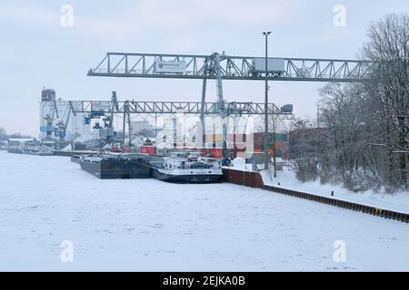 Brunswick, Allemagne. 12 février 2021. Vue sur le canal gelé Mittelland jusqu'au port de Braunschweig. De nombreux navires ont été amarrés dans le port intérieur de l'ancienne ville hanséatique pendant plusieurs jours parce que le canal Mittelland a gelé. Tous les brise-glace ont été appelés pour garder le Weser libre de glace. Credit: Stefan Jaitner/dpa/Alay Live News Banque D'Images