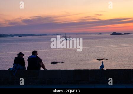 Saint-Malo, France - 25 août 2019 : les gens admirent le coucher du soleil sur le remblai de Saint Malo, Bretagne, France Banque D'Images