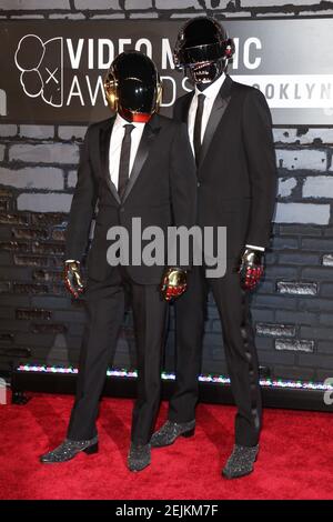 Thomas Bangalter et Guy-Manuel de Homem-Christo de Daft Punk assistent aux MTV Video Music Awards 2013 le 25 août 2013 au Barclays Centre à New Banque D'Images