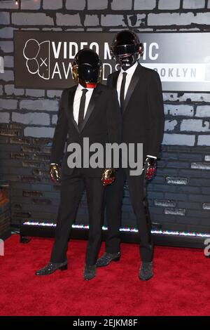 Thomas Bangalter et Guy-Manuel de Homem-Christo de Daft Punk assistent aux MTV Video Music Awards 2013 le 25 août 2013 au Barclays Centre à New Banque D'Images