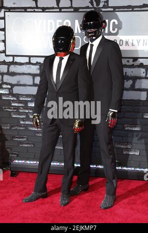 Thomas Bangalter et Guy-Manuel de Homem-Christo de Daft Punk assistent aux MTV Video Music Awards 2013 le 25 août 2013 au Barclays Centre à New Banque D'Images