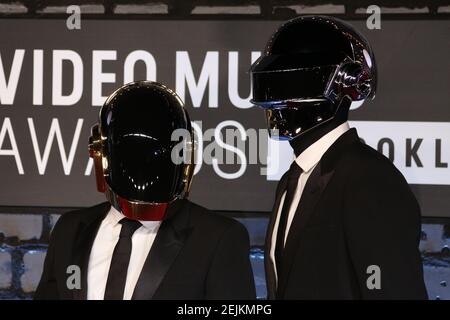 Thomas Bangalter et Guy-Manuel de Homem-Christo de Daft Punk assistent aux MTV Video Music Awards 2013 le 25 août 2013 au Barclays Centre à New Banque D'Images