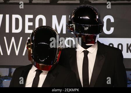 Thomas Bangalter et Guy-Manuel de Homem-Christo de Daft Punk assistent aux MTV Video Music Awards 2013 le 25 août 2013 au Barclays Centre à New Banque D'Images