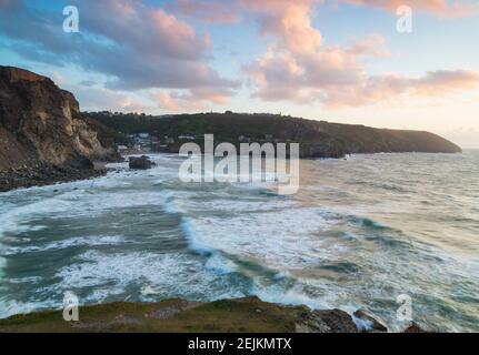 Trevellas Porth plage au coucher du soleil près de trevaunance et St Agnes cornwall Angleterre royaume-uni Banque D'Images