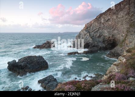 Trevellas Porth plage au coucher du soleil près de trevaunance et St Agnes cornwall Angleterre royaume-uni Banque D'Images