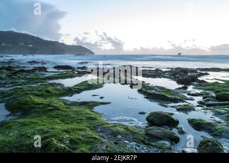 Trevellas Porth plage au coucher du soleil près de trevaunance et St Agnes cornwall Angleterre royaume-uni Banque D'Images