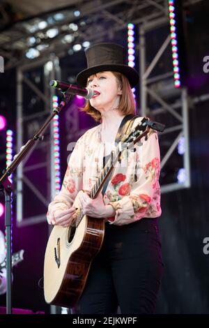 Suzanne Vega joue en direct au festival de l'île de Wight à Seaclose Park, Newport. Date de la photo: Dimanche 24 juin 2018. Le crédit photo devrait se lire: David Jensen Banque D'Images