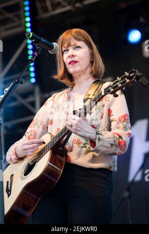 Suzanne Vega joue en direct au festival de l'île de Wight à Seaclose Park, Newport. Date de la photo: Dimanche 24 juin 2018. Le crédit photo devrait se lire: David Jensen Banque D'Images