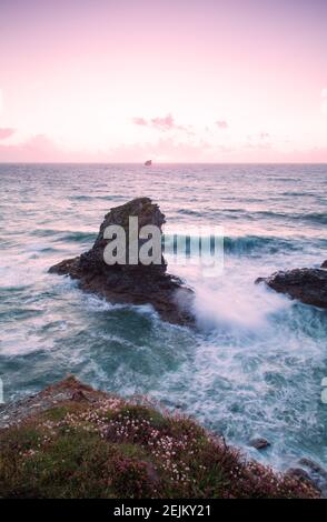 Trevellas Porth plage au coucher du soleil près de trevaunance et St Agnes cornwall Angleterre royaume-uni Banque D'Images