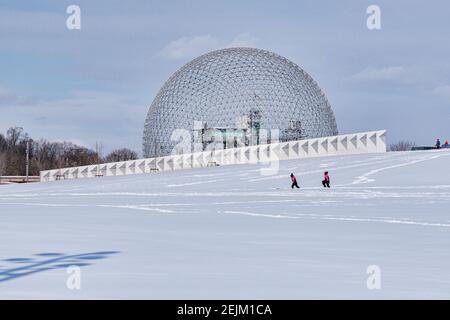 Montréal, CA - 22 février 2021 : Biosphère au parc Jean drapeau, en hiver. Banque D'Images