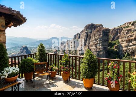 Vue depuis le balcon du monastère sur le sommet de la roche en été à Meteora, Grèce Banque D'Images