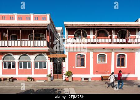 Les bâtiments de Pondichéry sont ornés de peintures aux couleurs vives sur le bord de mer promenade Banque D'Images