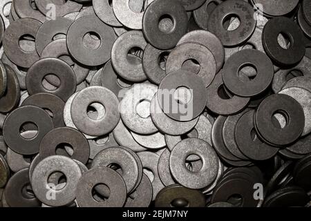 Beaucoup de grands groupes industriels sur une pile de rondelles en acier Banque D'Images