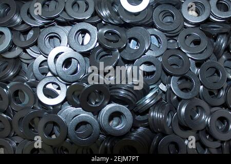 Beaucoup de grands groupes industriels sur une pile de rondelles en acier Banque D'Images