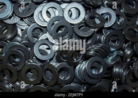 Beaucoup de grands groupes industriels sur une pile de rondelles en acier Banque D'Images