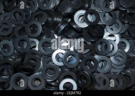 Beaucoup de grands groupes industriels sur une pile de rondelles en acier Banque D'Images