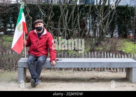 Bruxelles, Belgique.22 février 2021.L'homme porte le drapeau des Iraniens en Belgique et des partisans du Conseil national de résistance de l'Iran, protestant contre le gouvernement iranien près du siège de l'Union européenne à Bruxelles.Crédit: Valeria Mongelli/ZUMA Wire/Alay Live News Banque D'Images