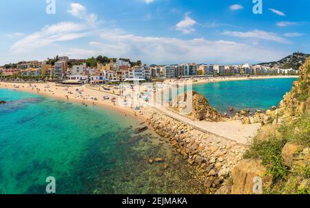 Les touristes apprécient la plage de Blanes, sur la Costa Brava, dans une belle journée d'été, en Espagne Banque D'Images