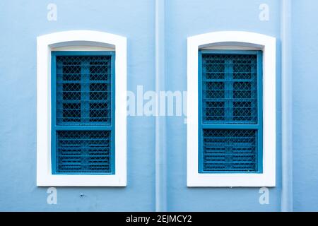 Fenêtres aux couleurs vives dans le quartier colonial français de Pondichéry Banque D'Images