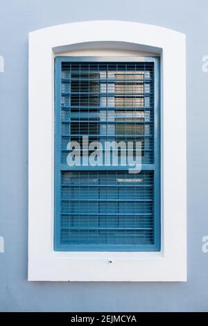 Fenêtres aux couleurs vives dans le quartier colonial français de Pondichéry Banque D'Images