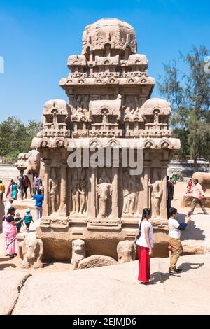 Visiteurs appréciant les sculptures de Mahabalipuram Banque D'Images