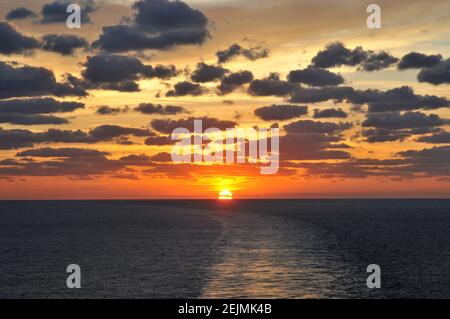 Coucher de soleil sur l'océan Atlantique vu depuis un bateau de croisière - 3 mai 2020 Banque D'Images