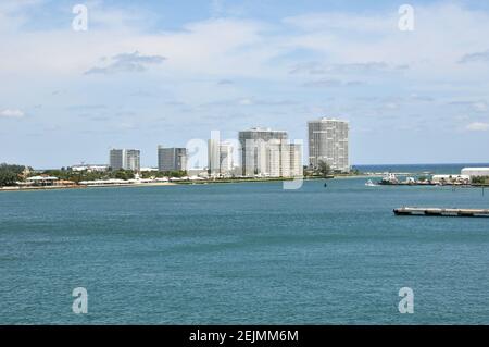Les bâtiments près du port de fort Lauderdale en Floride pendant Une journée ensoleillée - 23 avril 2020 Banque D'Images