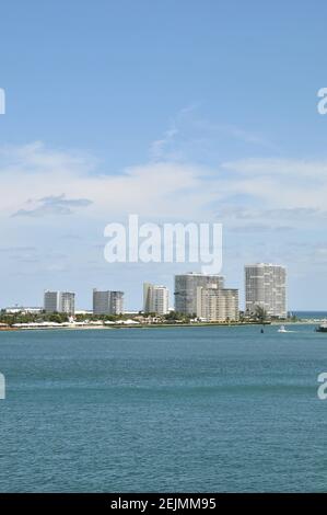 Les bâtiments près du port de fort Lauderdale en Floride pendant Une journée ensoleillée - 23 avril 2020 Banque D'Images
