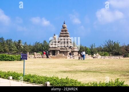 Visiteurs au temple de la mer à Mahabalipuram, Tamil Nadu, Inde Banque D'Images