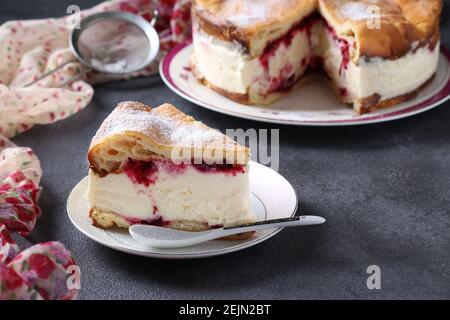 Karpatka aux cerises, tarte traditionnelle à la crème polonaise sur fond gris foncé. Banque D'Images