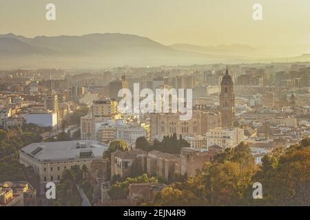 Paysage urbain de Malaga au coucher du soleil, Espagne Banque D'Images