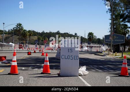 Un panneau « le site est fermé » au site de vaccination CoVID-19 du stade Dodger, le lundi 22 février 2021, à Los Angeles. Banque D'Images