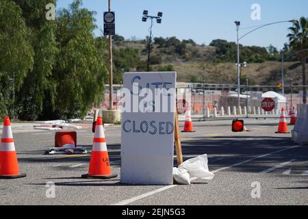 Un panneau « le site est fermé » au site de vaccination CoVID-19 du stade Dodger, le lundi 22 février 2021, à Los Angeles. Banque D'Images