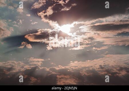 rayez au soleil à travers les nuages en lignes droites sur le fond du ciel et des nuages de pluie pendant le coucher du soleil, ciel pittoresque Banque D'Images