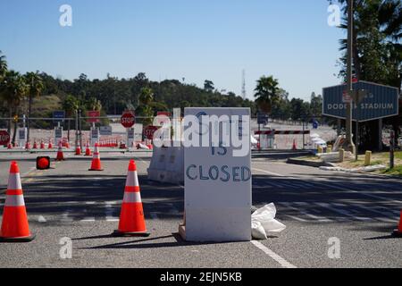 Un panneau « le site est fermé » au site de vaccination CoVID-19 du stade Dodger, le lundi 22 février 2021, à Los Angeles. Banque D'Images