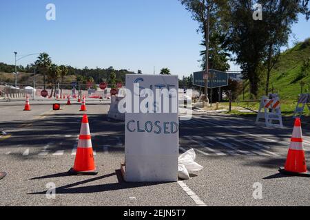 Un panneau « le site est fermé » au site de vaccination CoVID-19 du stade Dodger, le lundi 22 février 2021, à Los Angeles. Banque D'Images