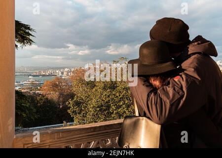 Vue sur Istanbul depuis le palais de Topkapi. La tour de Galata est visible à distance. Un couple aimant regarde le panorama de la vieille ville. Banque D'Images