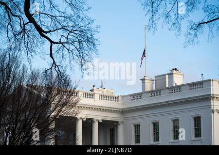 Washington, États-Unis. 22 février 2021. Le drapeau au-dessus de la Maison Blanche est abaissé à la moitié du personnel pour honorer les 500,000 Américains qui sont morts de la pandémie Covid à Washington, DC, Etats-Unis, 22 février 2021. Credit: SIPA USA/Alay Live News Banque D'Images