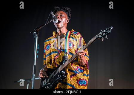 Olugbenga Adelekan de Metronomy se produit en direct sur scène dans le cadre de la série d'été à Somerset House - Londres. Date de la photo: Jeudi 5 juillet 2018. Le crédit photo devrait se lire: David Jensen Banque D'Images