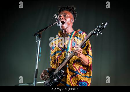 Olugbenga Adelekan de Metronomy se produit en direct sur scène dans le cadre de la série d'été à Somerset House - Londres. Date de la photo: Jeudi 5 juillet 2018. Le crédit photo devrait se lire: David Jensen Banque D'Images