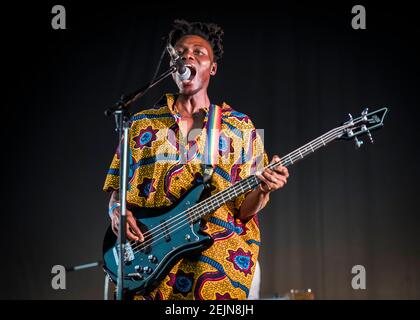 Olugbenga Adelekan de Metronomy se produit en direct sur scène dans le cadre de la série d'été à Somerset House - Londres. Date de la photo: Jeudi 5 juillet 2018. Le crédit photo devrait se lire: David Jensen Banque D'Images